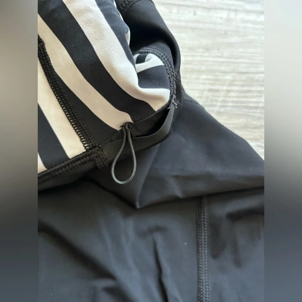 Lululemon leggings Size 4 - Picture 5 of 7